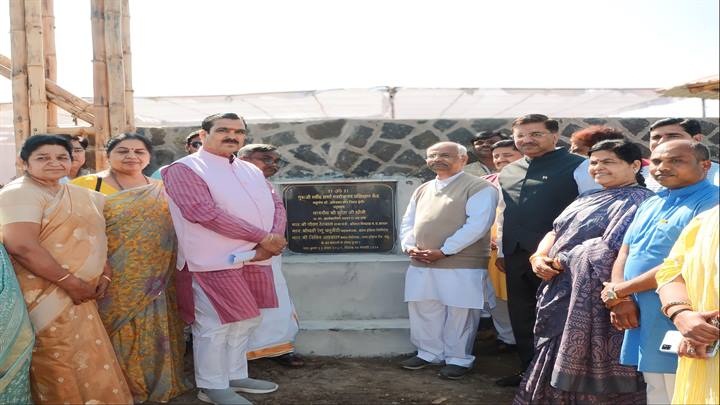 इंदौरः मंत्री टेटवाल ने डॉ. अम्बेडकर जन्म स्थली स्मारक पहुंचकर अर्पित की पुष्पांजलि 